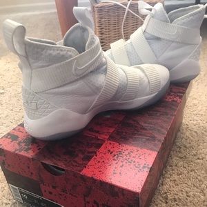 Nike LeBron Solider XI